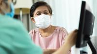Female patient speaks with doctor